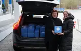 Die Päckchen werden in ein Auto geladen.