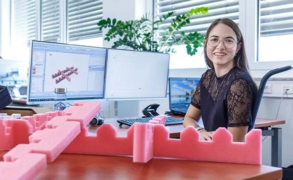 Verpackungsentwicklerin von PRODINGER entwickelt mit modernster CAD-Software eine passgenaue Lösung für eine Schaumstoff-Verpackung.