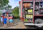 Auch der Spaß kommt nicht zu kurz. Kindergarten stehen am Hands-On Aktionstag von PRODINGER hilft neben einem Feuerwehrauto und schauen bei einer Löschübung zu.