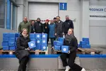 Mitarbeiter von PRODINGER in Coburg stehen vor Päckchen, die an folgende Einrichtung gespendet werden: Kinderschutzbund Coburg, Frauenhaus Coburg, Frühförderung Coburg, Tafel Coburg