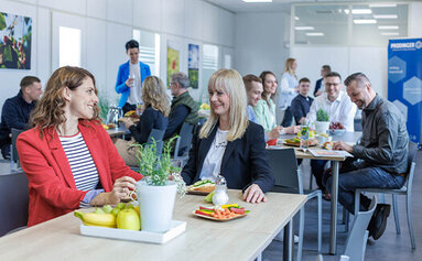 PRODINGER Mitarbeiter genießen ihre gemeinsame Mittagspause und tauschen sich aus.