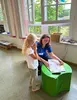 In einem Rollenspiel wird das richtige Absetzen eines Notrufes geübt. In einem Rollenspiel wird das richtige Absetzen eines Notrufes geübt, das im Kindergarten während des Hands-On Aktionstages von PRODINGER hilft durchgeführt wird.