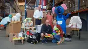 Steffen Prodinger und weitere Mitarbeiter von PRODINGER bei der Übergabe der Sammelaktion für Damen- und Kinderbekleidung sowie Spielsachen und Babyausstattung.