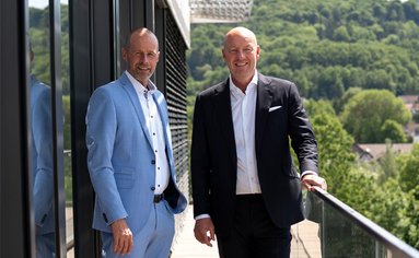 Geschäftsführender Gesellschafter Steffen Prodinger und der Co-CEO Markus stehen auf der Dachterrasse der PRODINGER Firmenzentrale in Coburg.