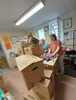 Mitarbeiter des Kinderschutzbund Coburg e.V. packen Pakete aus.